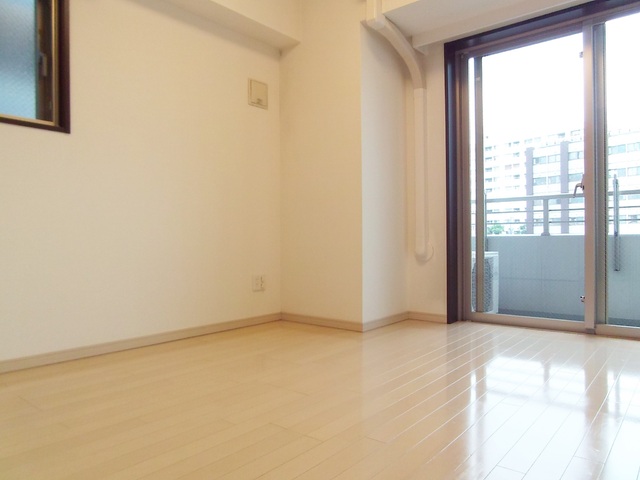 居室・リビング　2面採光の明るいお部屋です