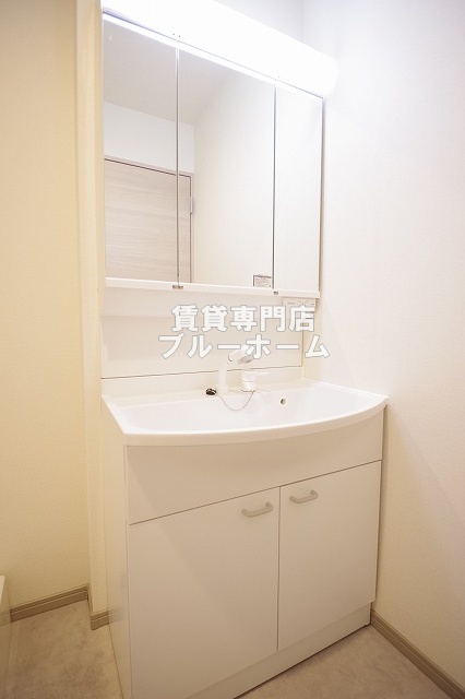 洗面設備　あると嬉しい独立三面鏡洗面台！
