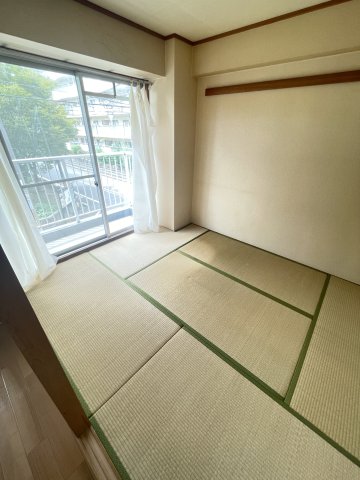 ＪＲおおさか東線 ＪＲ淡路駅 徒歩10分 5階建 築33年の居間写真