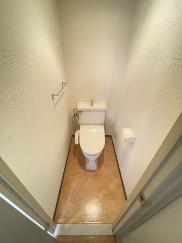 ＪＲおおさか東線 ＪＲ淡路駅 徒歩10分 5階建 築33年のトイレ写真