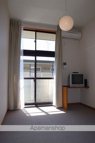 レオパレスプラテリーアIの居間写真