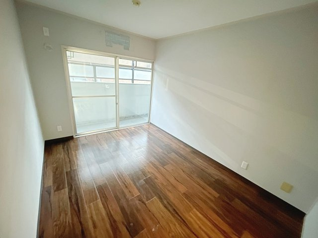 その他部屋・スペース　６畳の洋室はシンプルで居心地が良さそう．．．