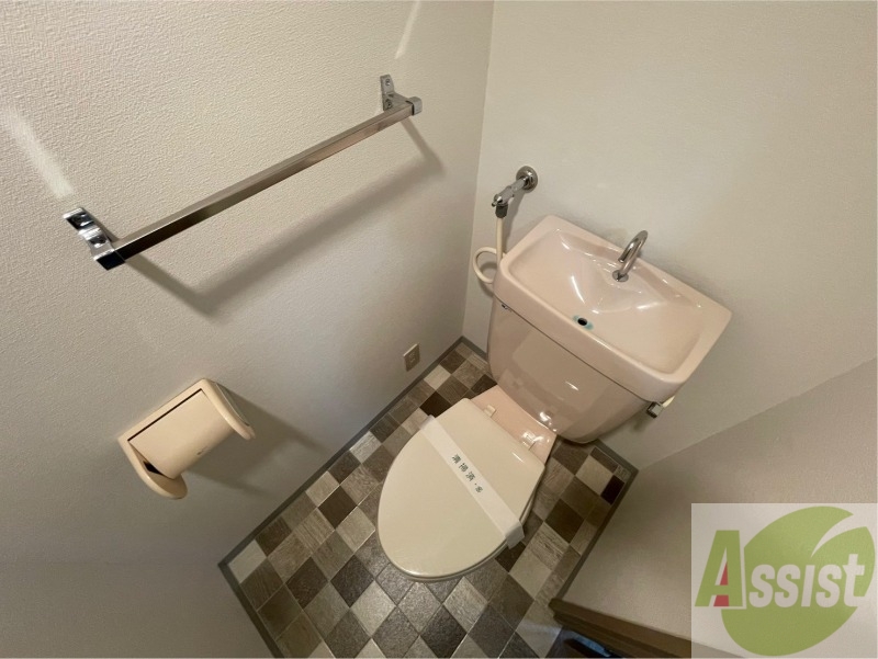 トイレ　トイレです。タオル掛けもついて便利ですね