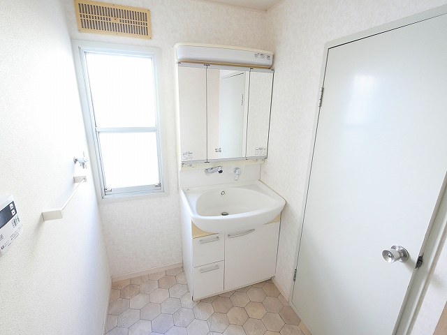 洗面設備　独立洗面台あり、毎朝おしゃれに忙しい女性の方におすすめです