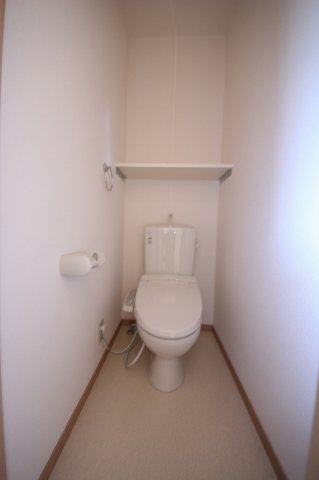 トイレ　落ち着いた色調のトイレです