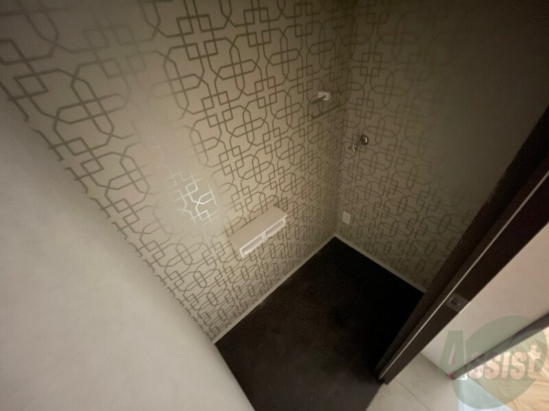 トイレ　トイレです。タオル掛けもついて便利ですね。