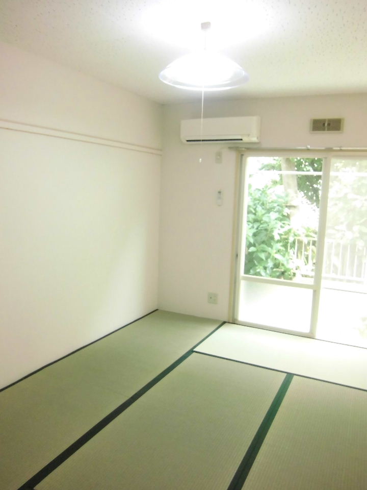 小田急線 下北沢駅 徒歩8分 2階建 築42年の居間写真