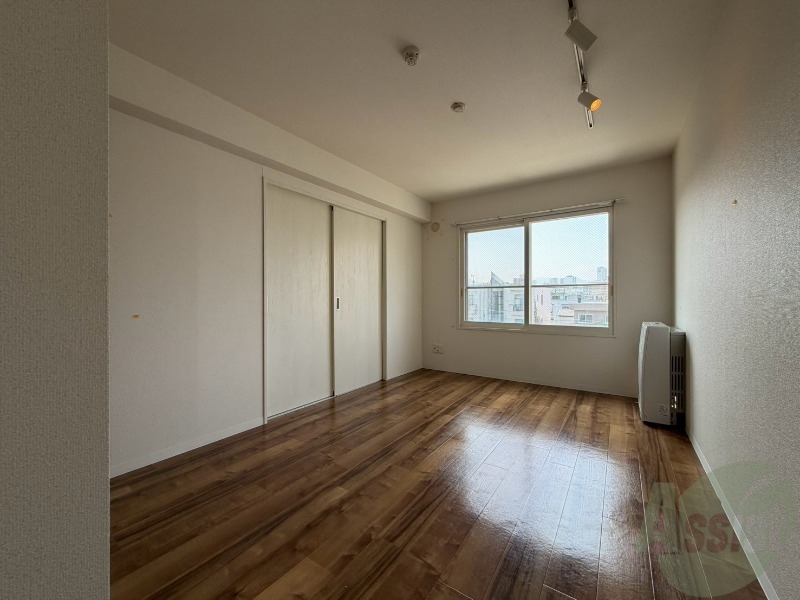 居室・リビング　木目のフローリングは落ち着きのある印象のお部屋になりますね。