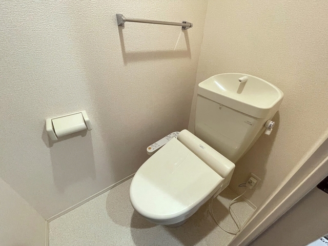 トイレ　温水洗浄便座付きトイレです。