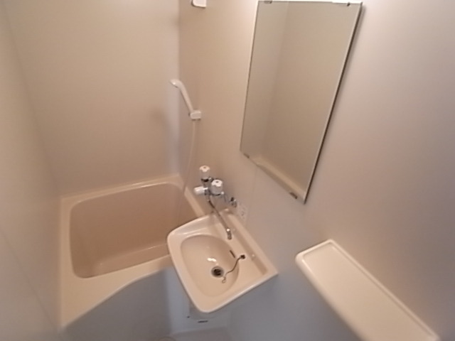 バス・シャワールーム　お風呂・トイレ別のセパレートはいいですね。