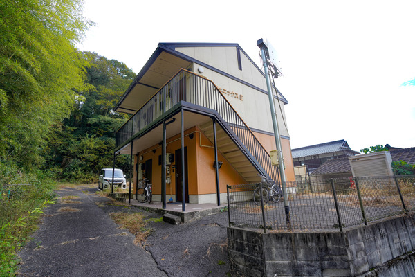 【岡山市東区宍甘のアパートの建物外観】