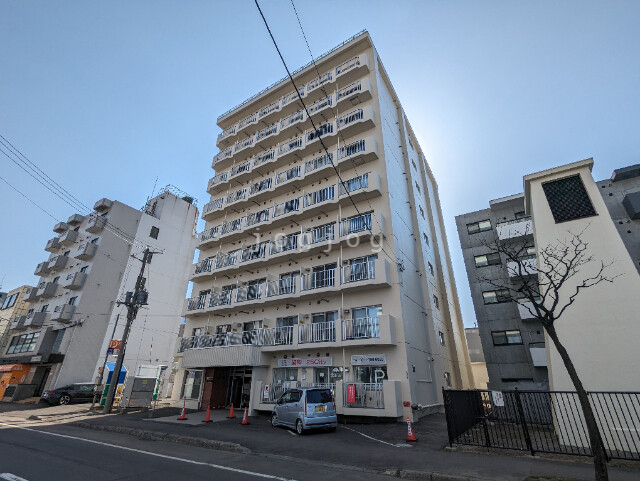 札幌市北区北二十五条西のマンションの建物外観