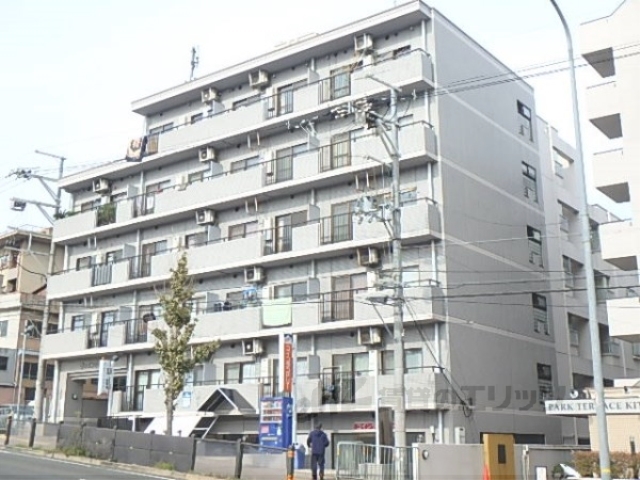 京都市山科区北花山大林町のマンションの建物外観