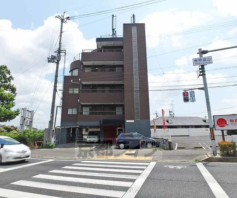 京都市西京区樫原盆山のマンションの建物外観