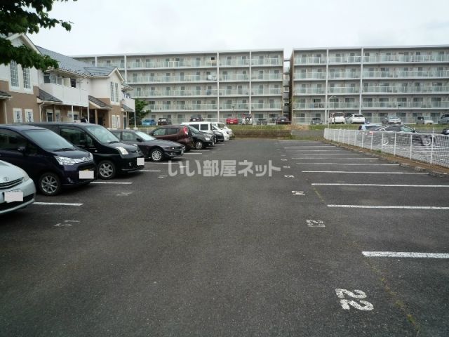 【かすみがうら市稲吉南のアパートの駐車場】