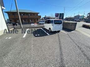 【碧南市丸山町のアパートの駐車場】