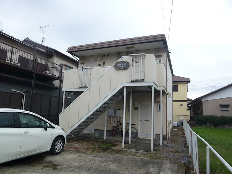 牛久市さくら台のアパートの建物外観