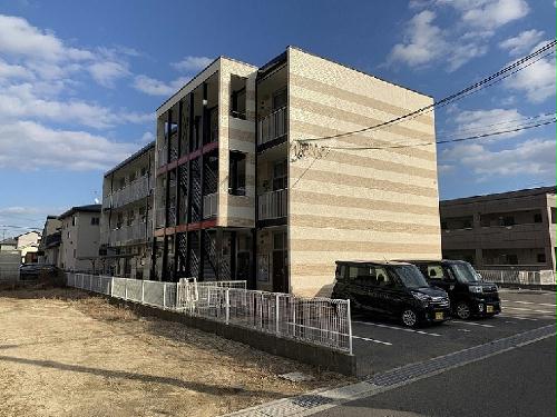 【レオパレスピースフル　稲月の建物外観】