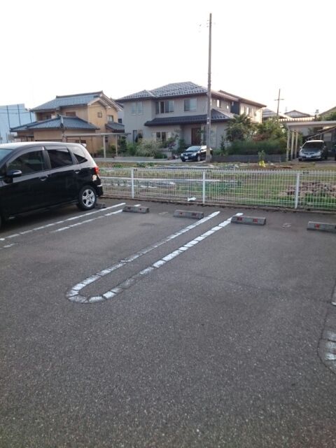 【三条市南四日町のアパートの駐車場】