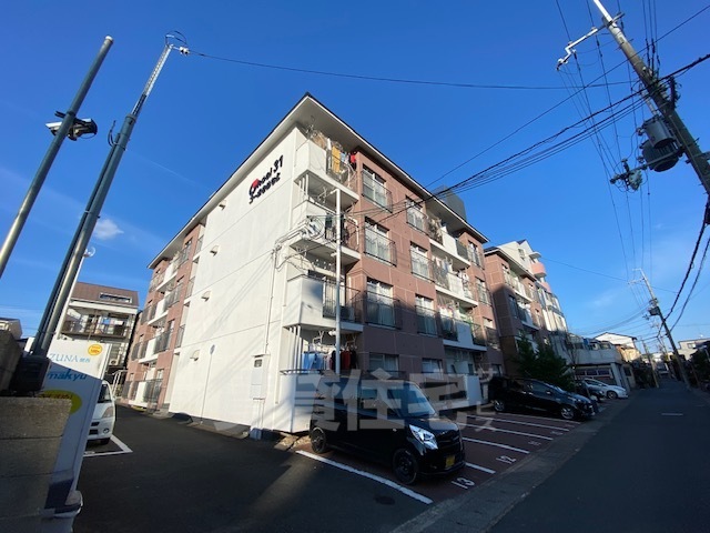 京都市右京区太秦多藪町のマンションの建物外観