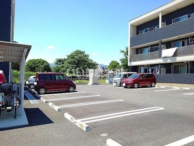 【クリスタル・ハウスＢの駐車場】