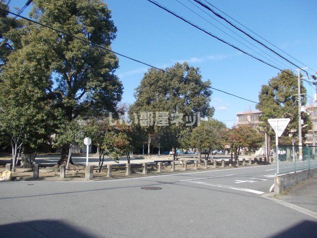 【京都市伏見区中油掛町のマンションの公園】