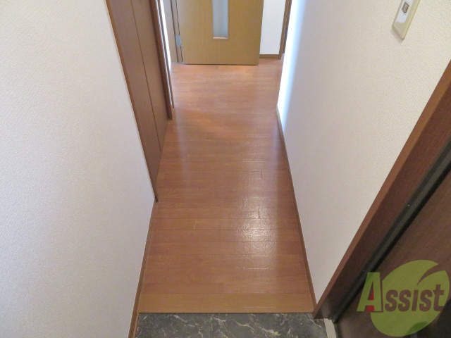 玄関　玄関からも陽の光が見えて、気持ちが良いですね。