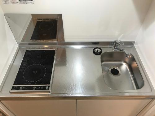 キッチン　手前：IHコンロ　奥側：ラジエントヒーター【同型参考写真】