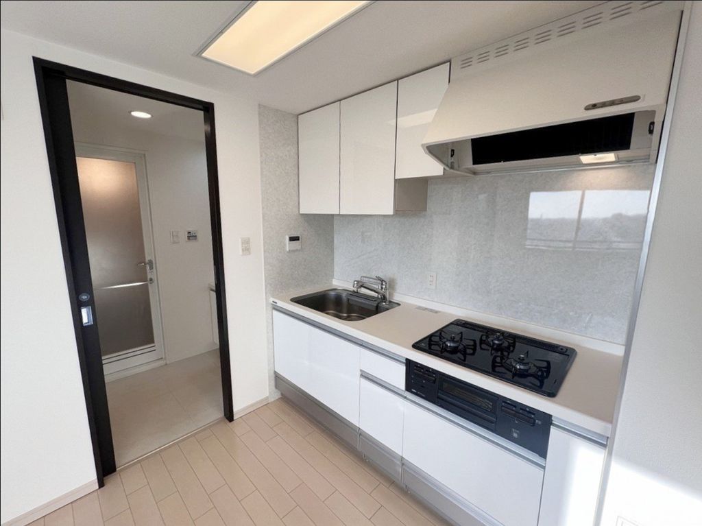 キッチン　キッチンと洗面室を引戸１枚で行き来できます