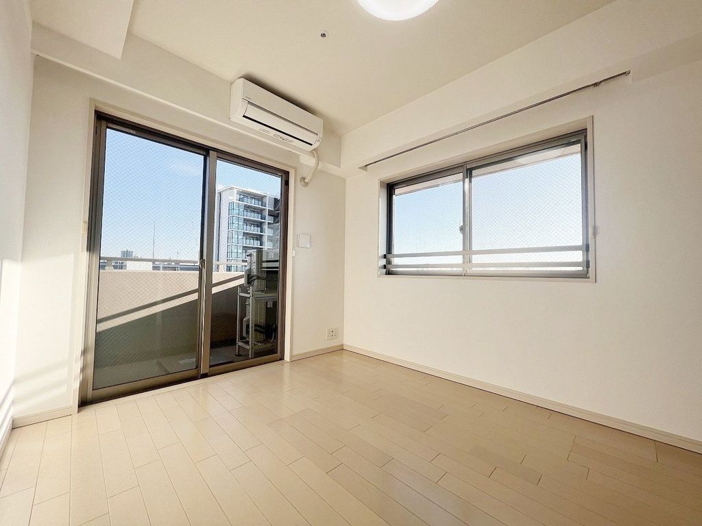 その他部屋・スペース　約5.3帖の洋室は角住戸ならではの２面採光です