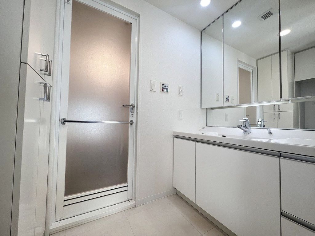 洗面設備　洗面化粧台・室内洗濯機置場・リネン庫のある洗面所