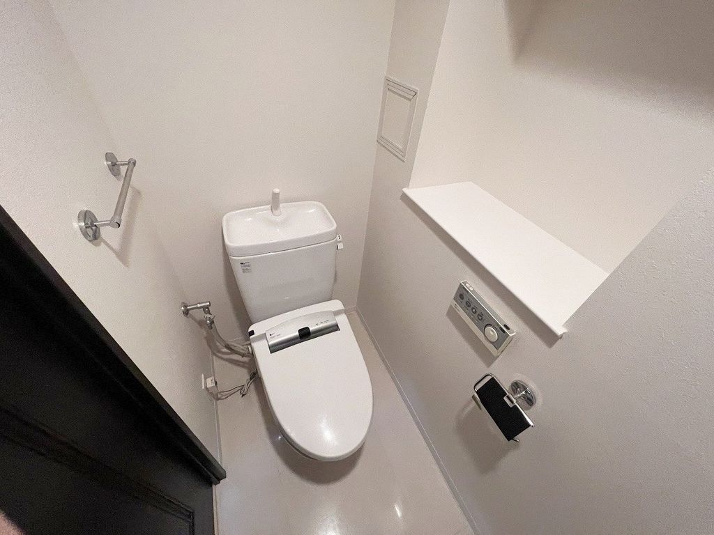 トイレ　カウンターと吊戸棚のある温水洗浄便座トイレ