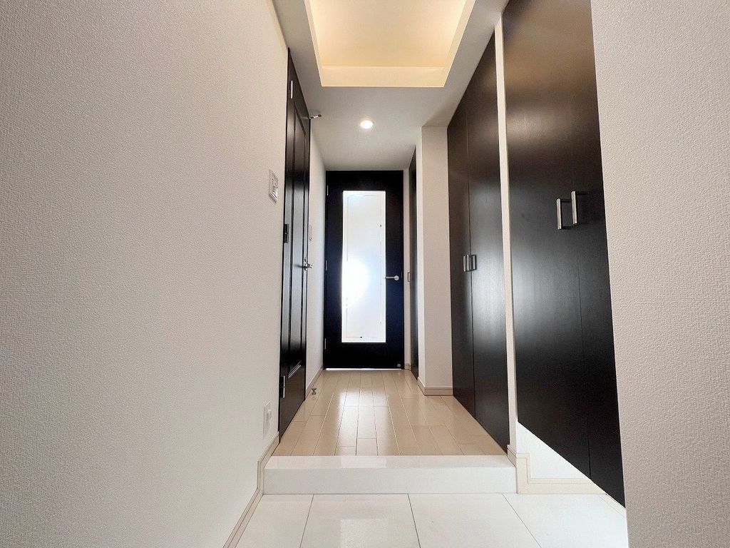 玄関　収納豊富な玄関（シューズボックスと廊下部分に収納２か所あり）