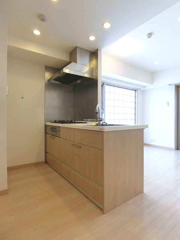 キッチン　後方スペースも広々のカウンターキッチン