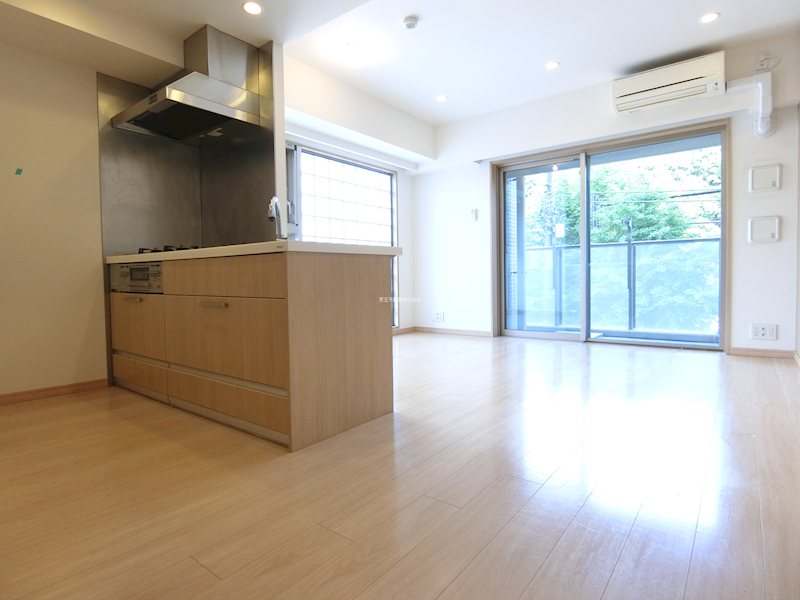 居室・リビング　窓の大きな明るいリビング