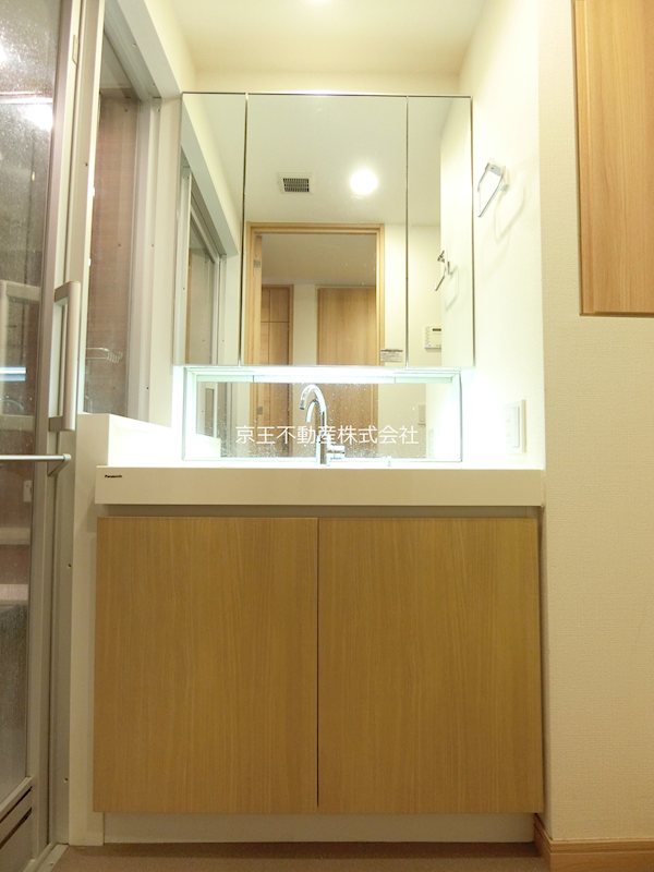 洗面設備　身支度に便利で収納豊富な洗面台