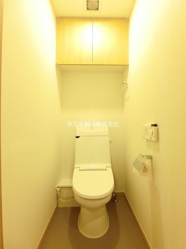 トイレ　便利な棚付きのトイレ