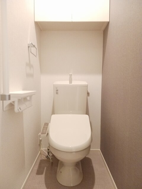 トイレ　トイレはシャワー付き洗浄便座で快適です