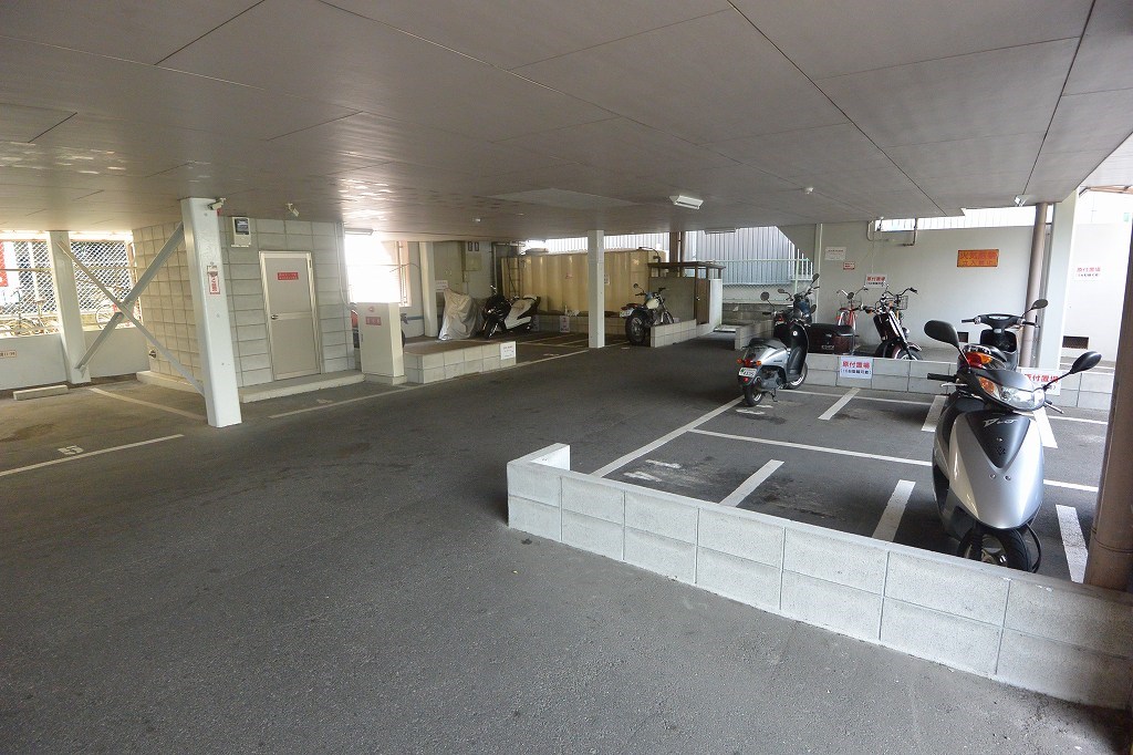 駐車場　駐車場