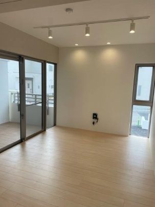 居室・リビング　101号室の写真を使用しております。