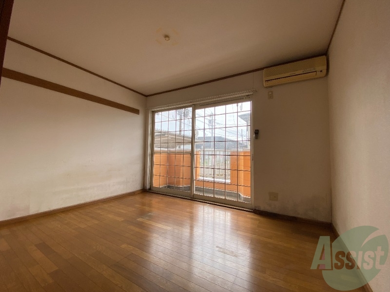 居室・リビング　リビングはこんな感じです。窓が大きくて良く陽が入ってきます。