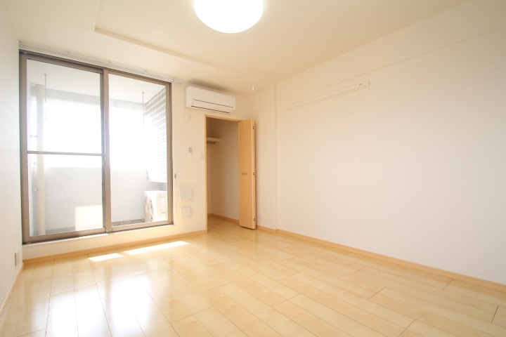 居室・リビング　エアコン・照明器具設置済です♪