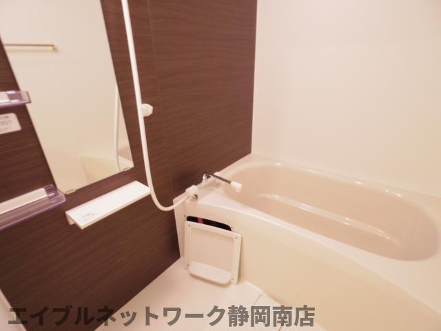 バス・シャワールーム　ゆったり過ごせるお風呂です