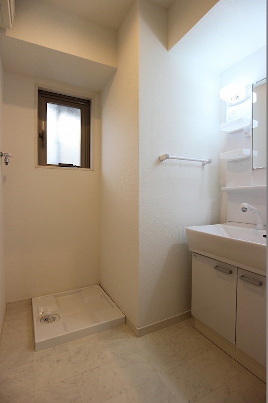 洗面設備　窓付きで清潔感を保てる脱衣所です。