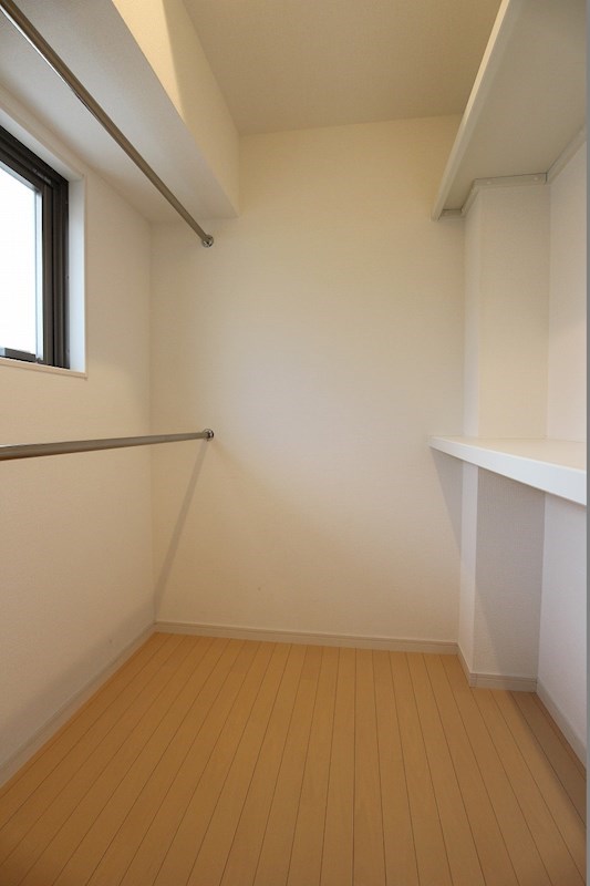 収納　奥行もしっかりあるウォークインクローゼットです。
