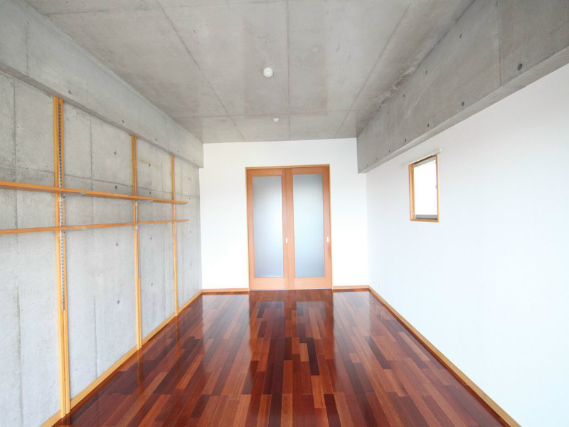 居室・リビング　洋室12.7帖　収納棚充実してます　デザイナーズ　角部屋　窓