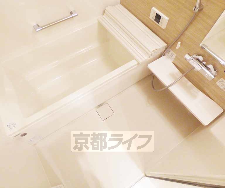 バス・シャワールーム　鏡の付いた便利なお風呂