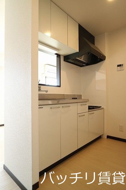 キッチン　別号室写真の為現況を優先致します。