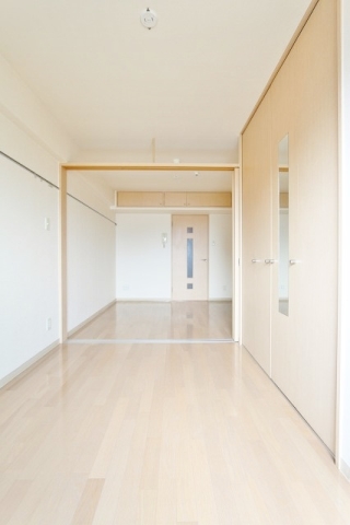 居室・リビング　寝室を仕切れる2Kタイプです