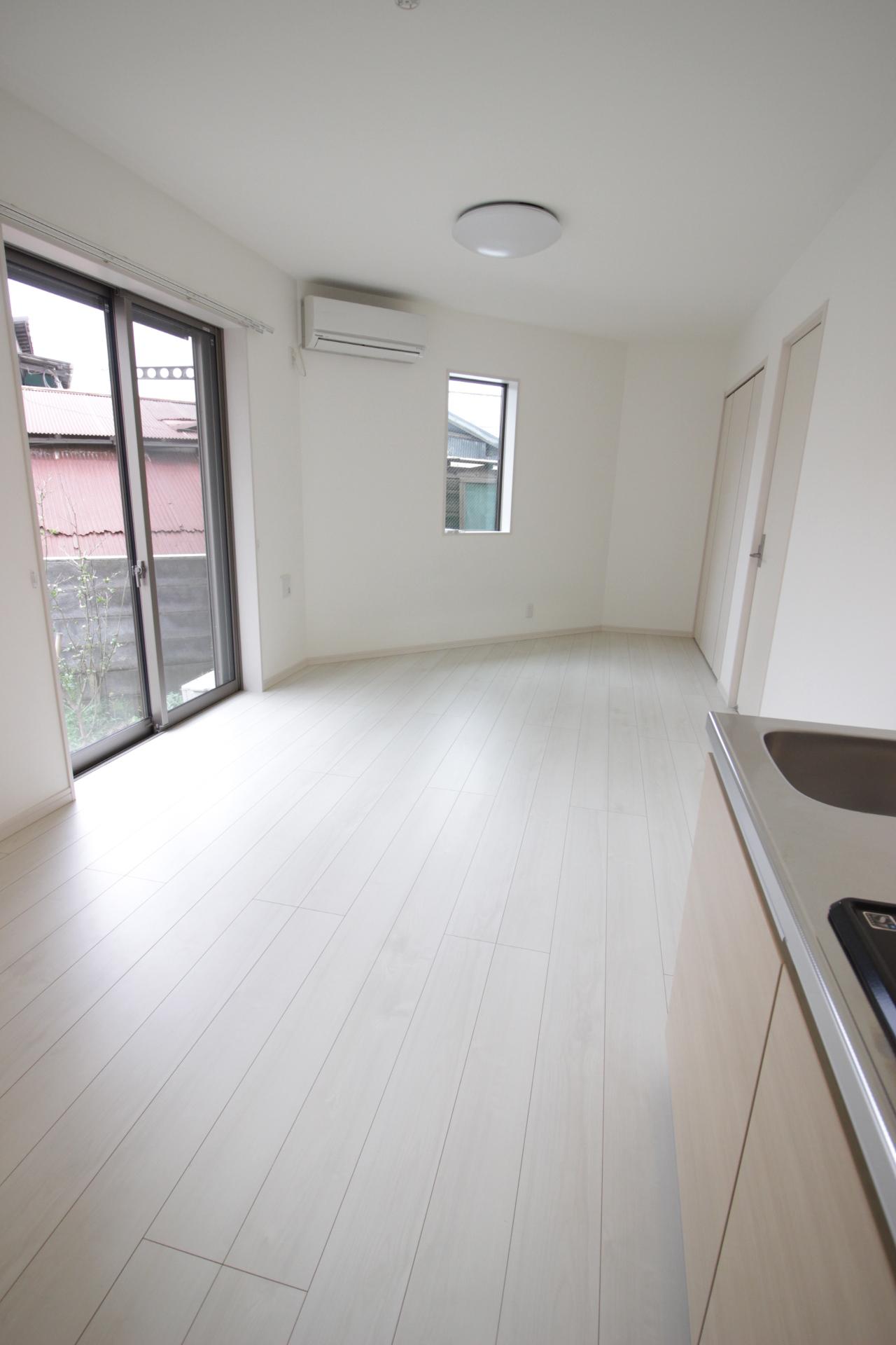 居室・リビング　◎窓が多く明るい室内です◎